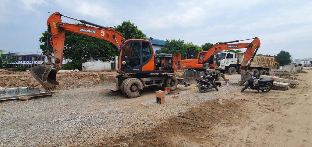 Máy xúc bánh lốp có được lưu thông trên đường không?