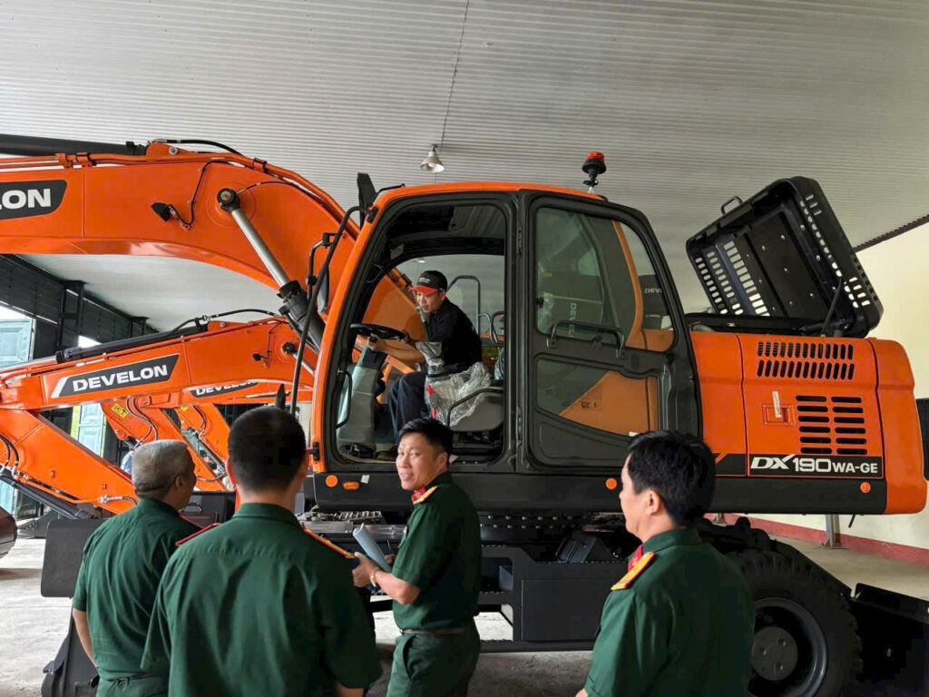 Bán máy xúc Doosan chính hãng cho quân đội nhân dân Việt Nam