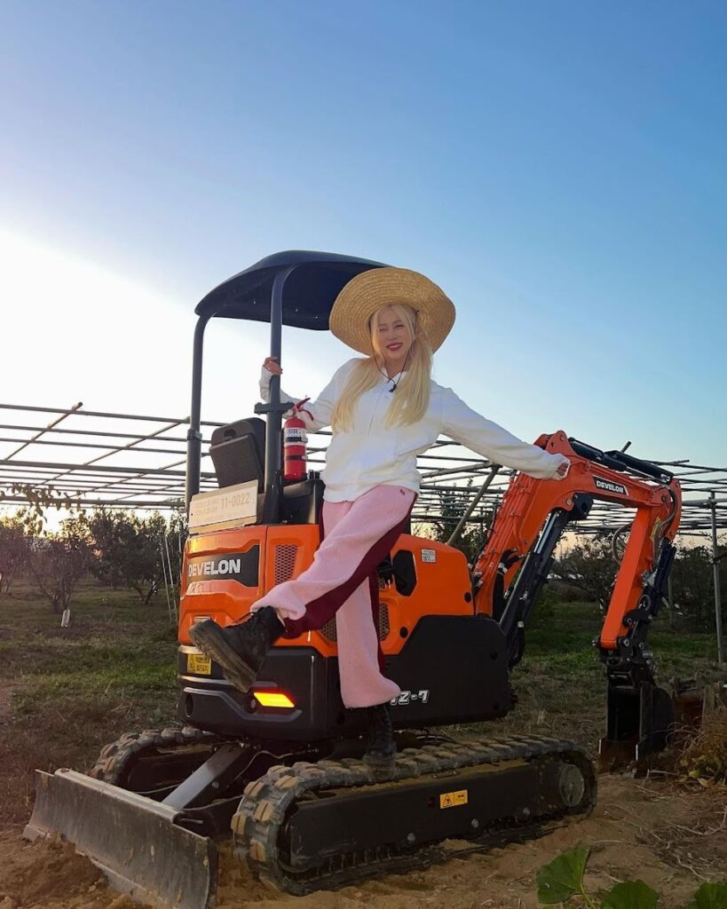 Daeyoung lái máy xúc mini Develon