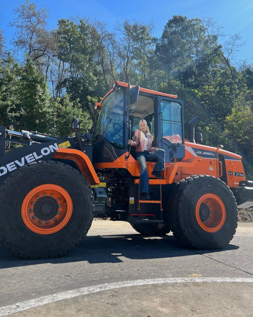 Daeyoung - Đại sứ thương hiệu máy xúc Develon Hàn Quốc
