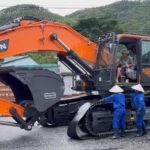 Hướng dẫn lót lốp cao su bánh xích máy xúc Develon an toàn, hiệu quả
