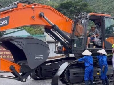 Hướng dẫn lót lốp cao su bánh xích máy xúc Develon an toàn, hiệu quả